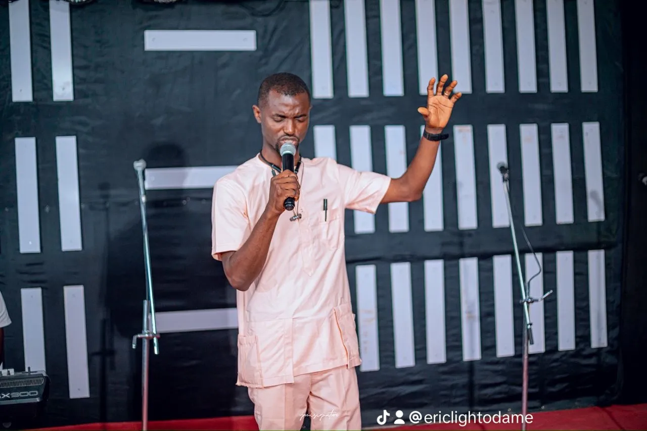 Eric Light Odame teaching from the stage at a Bereans gathering